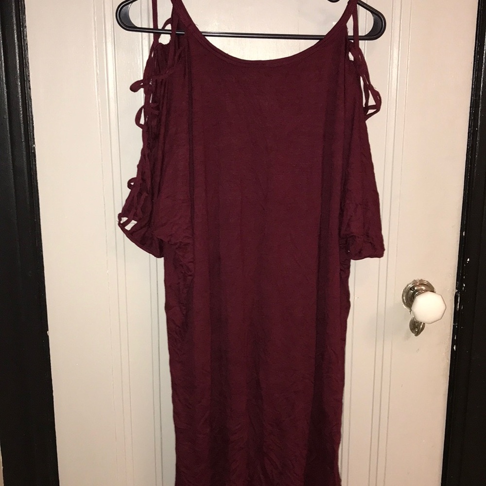 🔥NWT🔥 Burgundy 1X Top (runs long) w/ cut out arm